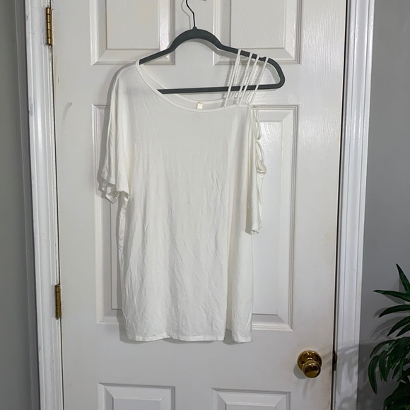 Cute shoulder top! - Picture 1 of 2